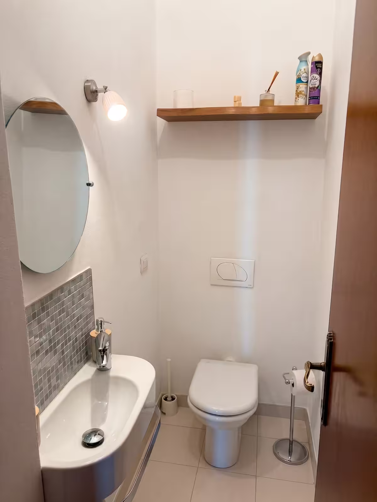 Bagno con doccia e lavabo